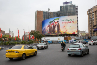 Un bilboard géant à Téhéran montrant la transition dynastique entre les Khamenei.