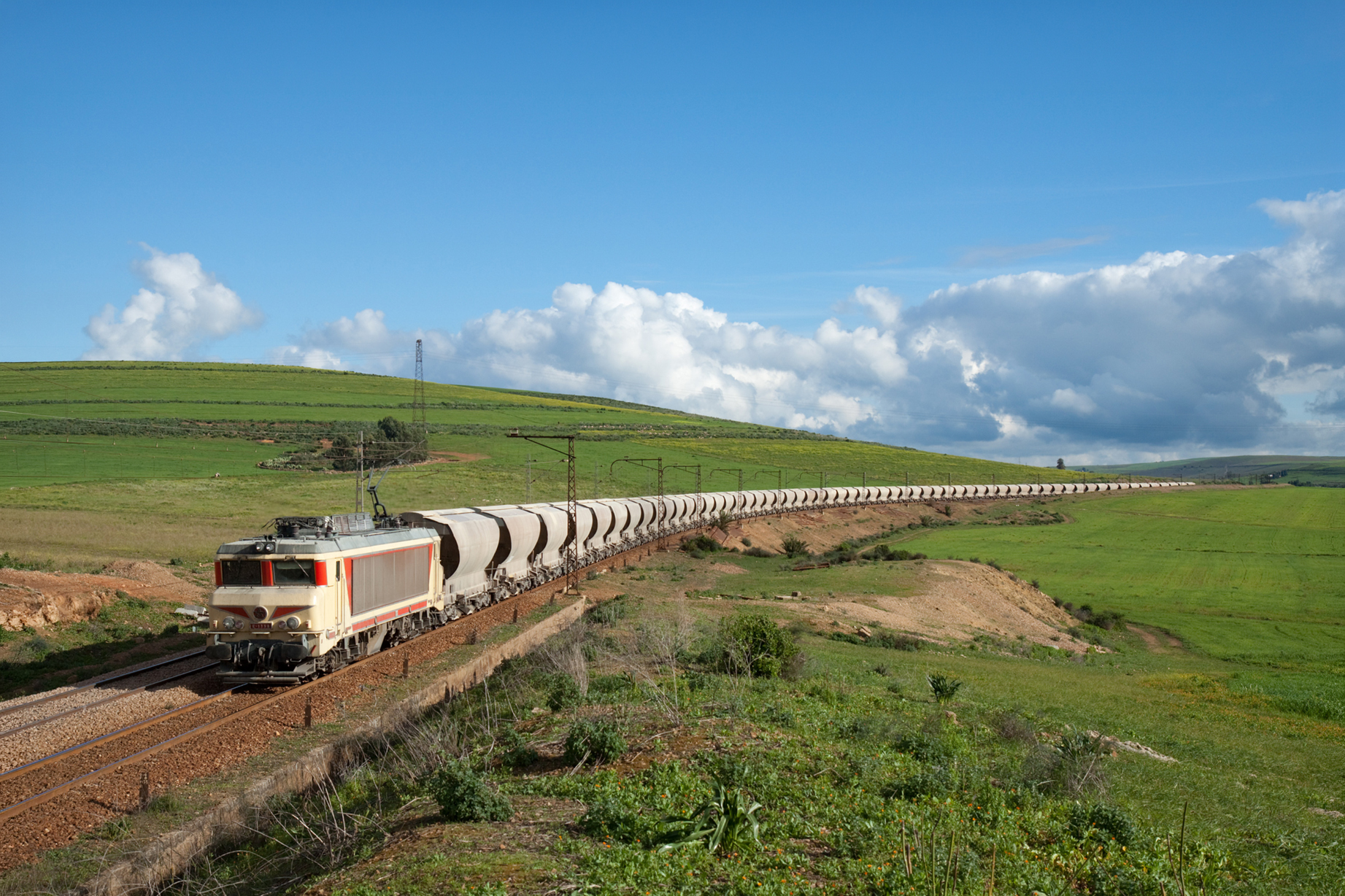 Un train de transport de phosphates opéré par l'ONCF.