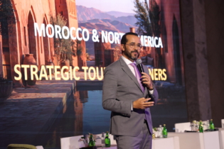 Achraf Fayda, directeur général de l'ONMT, lors du « Out of Country Meeting 2026 » de l’USTOA, tenu au Maroc.