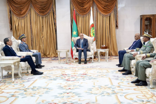 Le président mauritanien Mohamed Ould Cheikh El Ghazouani recevant le général de corps d’armée Mohammed Berrid, inspecteur général des FAR et commandant la Zone Sud, au palais présidentiel de Nouakchott, le 7 avril 2026.