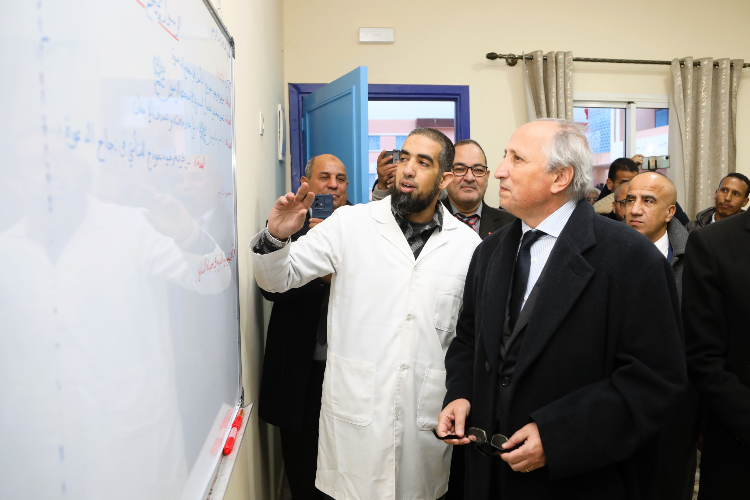 Mohamed Saad Berrada, ministre de l'Éducation nationale, du Préscolaire et des Sports, lors d'une visite dans des établissements scolaires de la province d'Al Haouz.