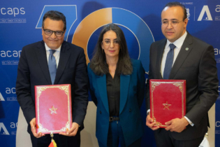 Abderrahim Chaffai, président de l’ACAPS, Nadia Fettah, ministre de l'Économie et des Finances, et Achraf Tarsim, responsable pays de la BAD au Maroc.