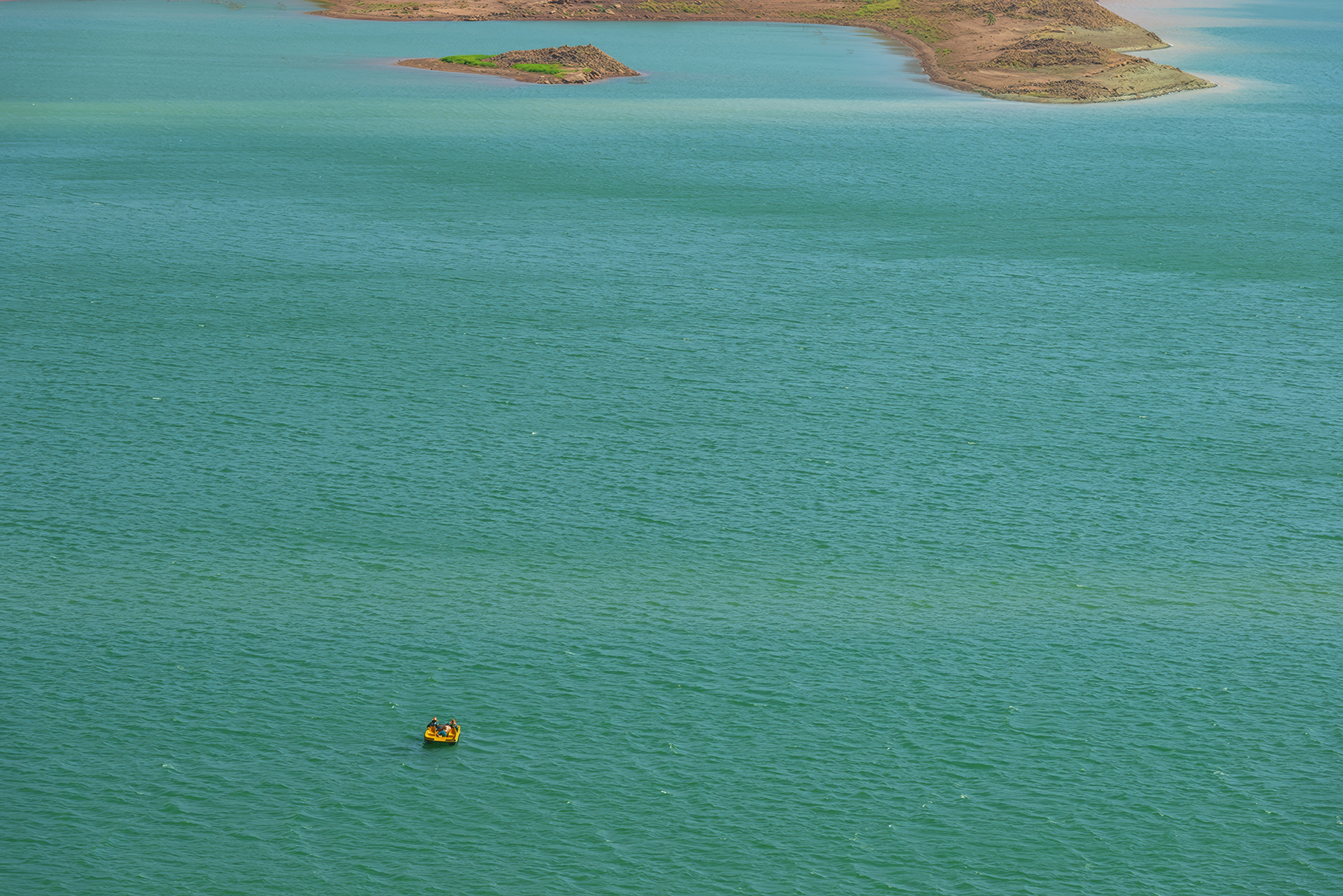 L'immense lac de Bin El Ouidane est un site privilégié pour naviguer au milieu des montagnes. Crédit : Oussama Rhaleb / Le Desk