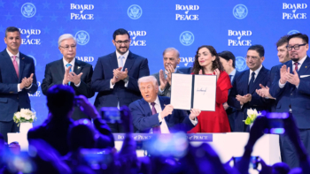 Lors de la signature de la Charte constitutive du Conseil de Paix par Nasser Bourita, ministre des Affaires étrangères, en présence de Donald Trump, président des États-Unis, le 22 janvier 2026, à Davos, en Suisse.