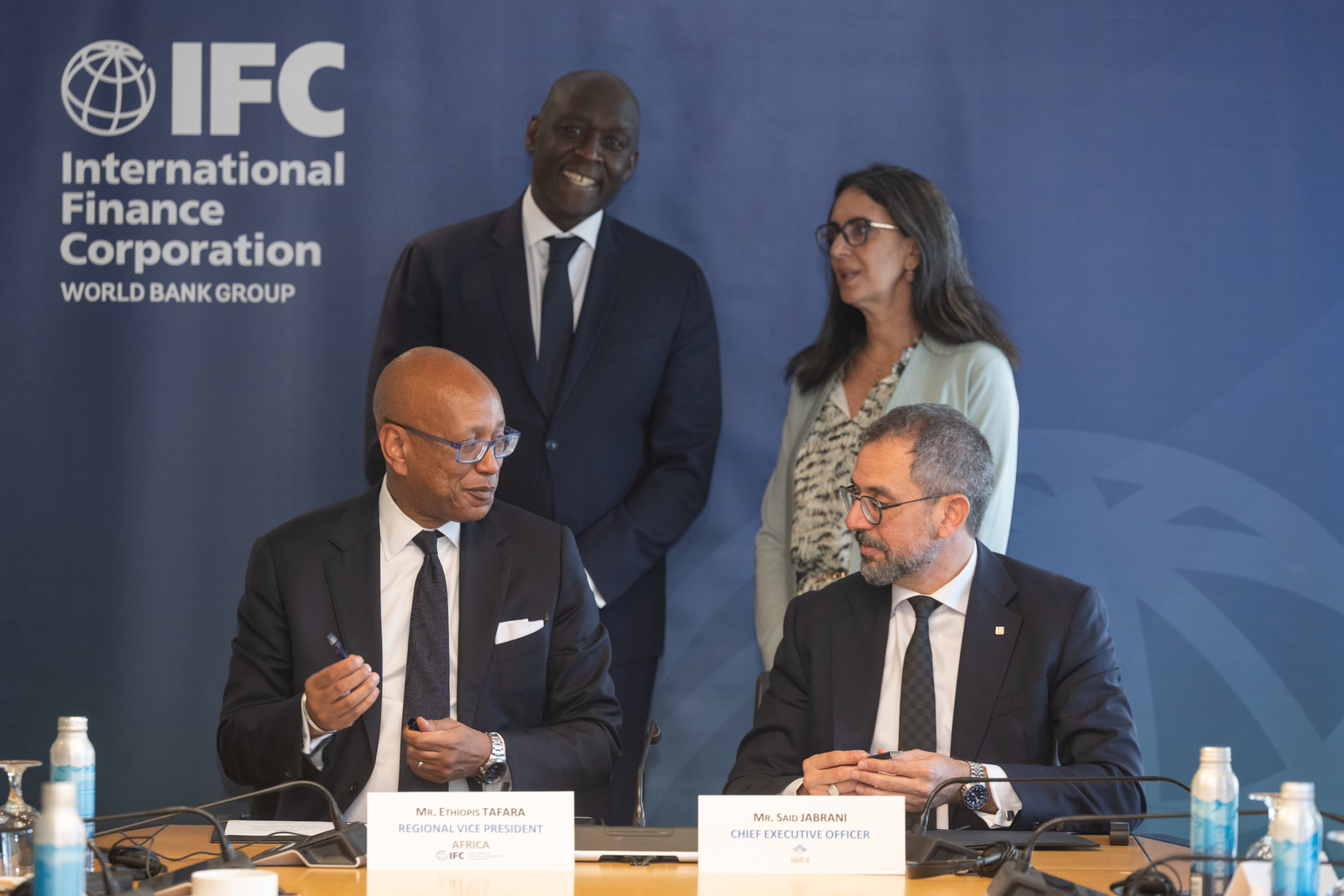 Saïd Jabrani, directeur général de Tamwilcom, et Ethiopis Tafara, vice-président de l'IFC pour l'Afrique, lors de la signature de l'accord de partenariat entre les deux entités, le 17 avril 2026, à Washington D.C., aux États-Unis.