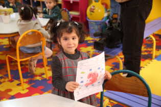 Une élève dans un des établissements scolaires à Casablanca, faisant partie du programme Écoles Pionnières