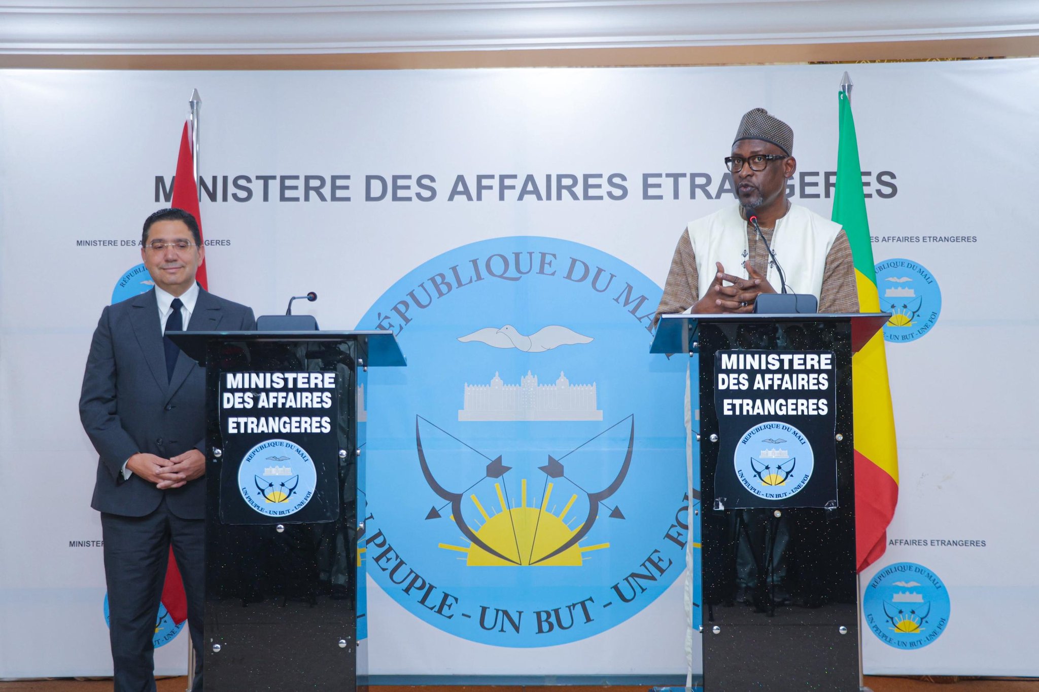 Abdoulaye Diop, ministre malien des Affaires étrangères et de la Coopération internationale et Nasser Bourita, ministre des Affaires Étrangères, de la Coopération Africaine et des Marocains Résidant à l'Étranger à Bamako, le 9 avril 2029
