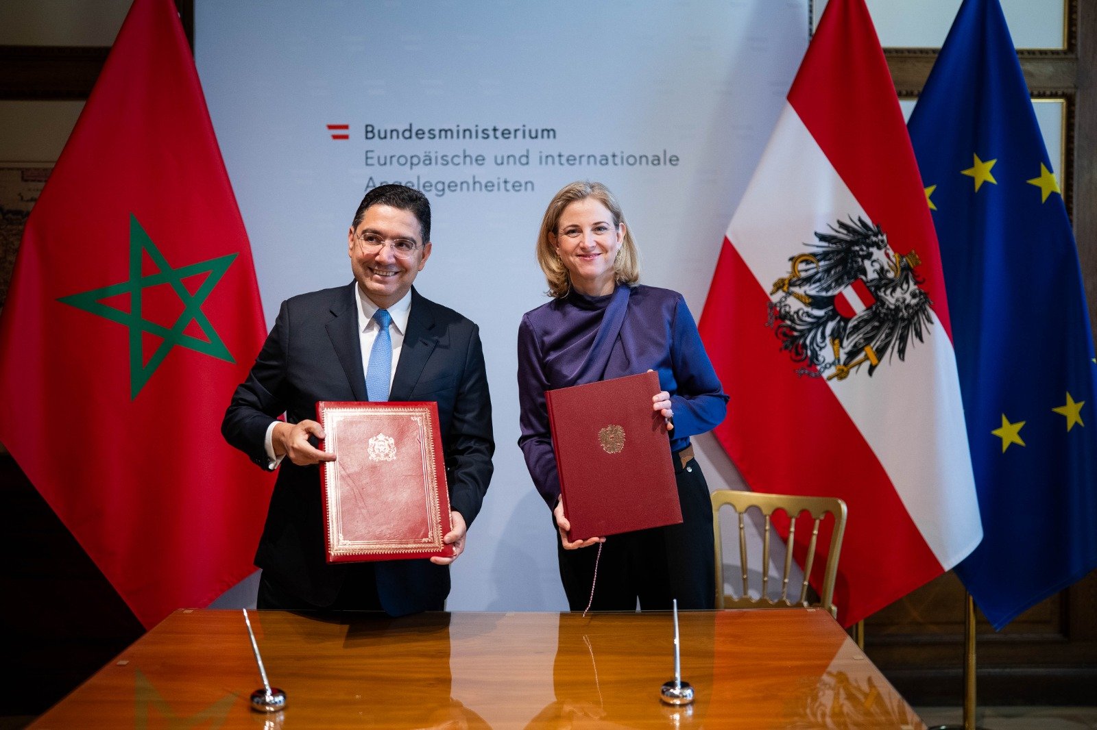 Nasser Bourita, ministre des Affaires étrangères, et Beate Meinl-Reisinger, ministre fédérale autrichienne des Affaires européennes et internationales, le 22 avril 2026 à Vienne, en Autriche.