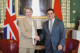 La secrétaire d'État britannique aux Affaires étrangères, Yvette Cooper, et Nasser Bourita, ministre des Affaires étrangères, à Londres, le 23 avril 2026.