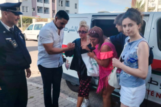 L'influenceuse écossaise Rachel Helene Gourlay, accompagnée de membres de sa famille, à son arrivée aux locaux du 6e arrondissement de la Sûreté nationale d’Agadir.