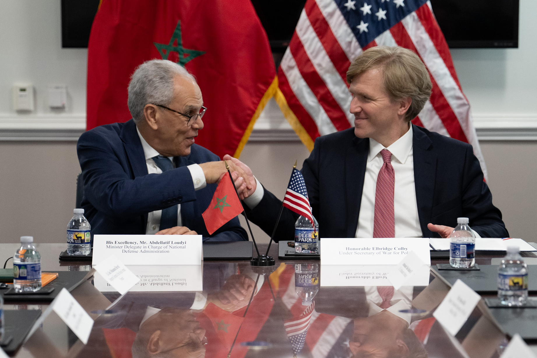 Abdeltif Loudyi, ministre délégué chargé de l’Administration de la défense nationale, et Elbridge Colby, sous-secrétaire américain à la Guerre chargé des politiques, le 15 avril 2026, à Arlington, aux États-Unis.