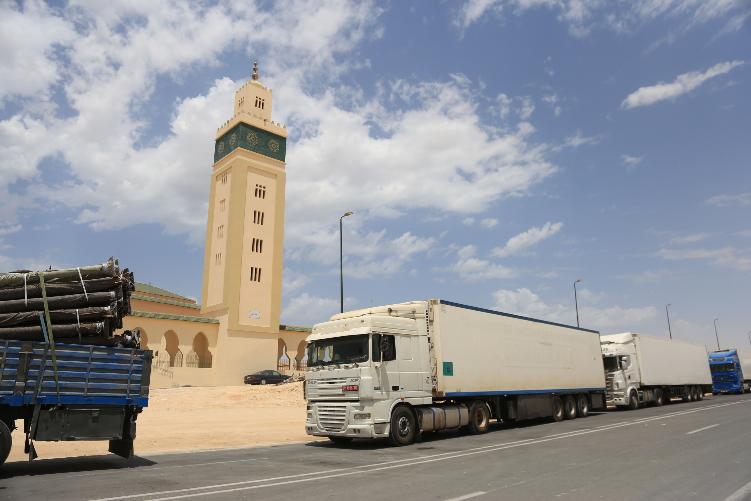 Des camions de transport routier dans le Grand Sud saharien.