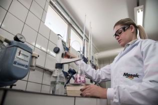 Une employée de laboratoire du groupe américain Mosaic dans son unité en Louisiane.