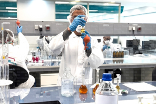 Des laborantins dans l'usine Smart Factory de Pharma 5 à Bouskoura. Crédit : Le Desk