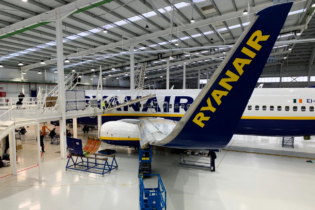 Un appareil de la compagnie aérienne Ryanair dans un atelier de maintenance.