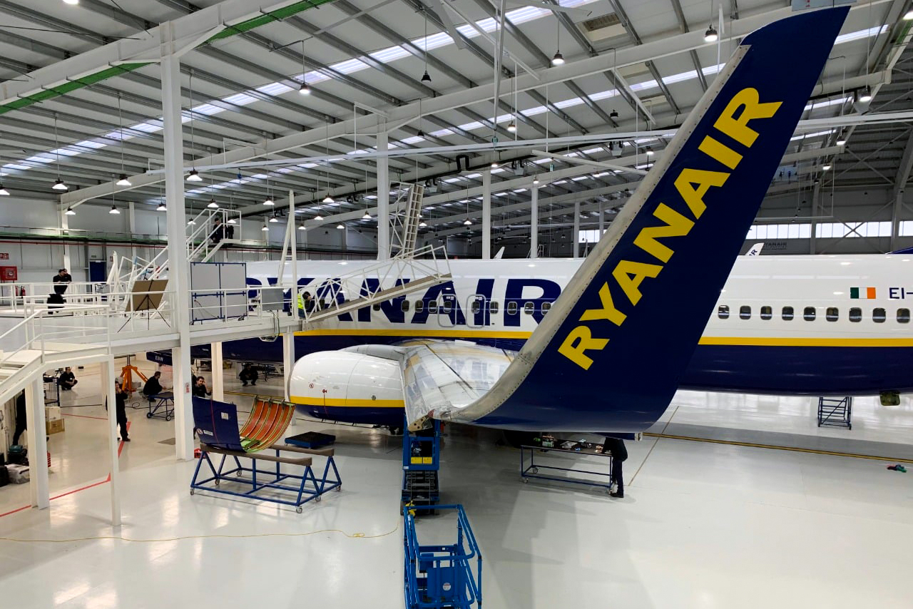 Un appareil de la compagnie aérienne Ryanair dans un atelier de maintenance.
