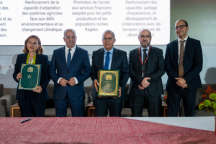Lors de la signature du MoU entre CAM et la CDP italienne, par Mohamed Fikrat et Cristina Morelli, en présence du ministre de l’Agriculture Ahmed El Bouari, en marge du SIAM 2026 à Meknès.