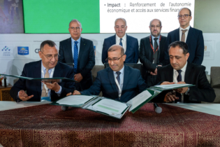 Lors de la signature de la convention de partenariat entre le Crédit Agricole du Maroc et le ministère de l’Agriculture, en présence du ministre Ahmed El Bouari, en marge du SIAM 2026 à Meknès.