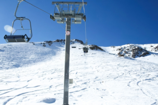Un télésiège deux places de la station de ski d'Oukaïmeden.