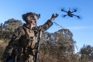 Un caporal du Corps des Marines des États-Unis lance un petit drone lors d'un entraînement dans le Queensland, en Australie, en juillet 2025. Crédit : Département de la Guerre des États-Unis