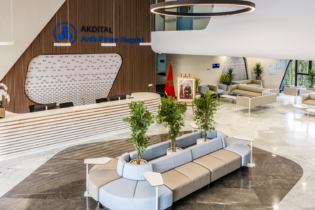 La réception de l'hôpital Anfa Prime Hospital, à Casablanca, relevant du groupe Akdital.