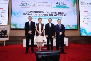 Jaafar Heikel, directeur général pôle stratégie, développement et relations internationales de la FM6SS, Trixie LohMirmand, CEO de Kaoun International, Amine Tehraoui, ministre de la Santé et de la Protection sociale, et Pr Youns Bjijou, directeur délégué de la FM6SS.