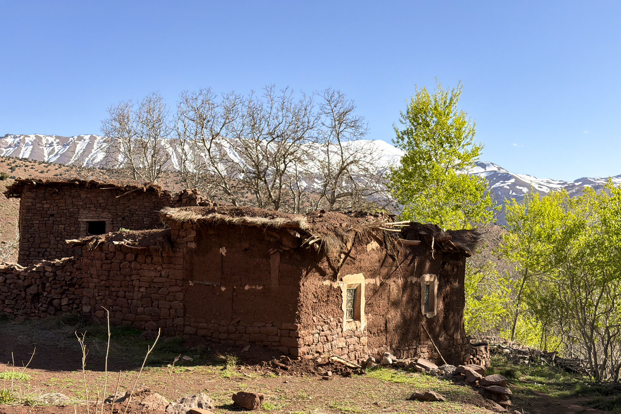 Certaines maisons typiques du Haut Atlas sont isolées des villages. Crédit : Zakaria Mezgour / Le Desk