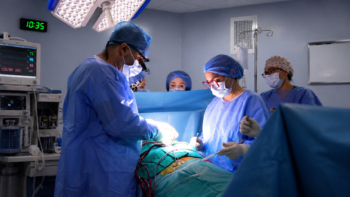 La Polyclinique Internationale de Laâyoune (Akdital) a réalisé avec succès deux interventions de chirurgie à cœur ouvert, une grande première pour le secteur privé dans cette région du Royaume. Ces opérations, longtemps réservées à quelques centres hospitaliers du Nord, ouvrent désormais une nouvelle ère pour la prise en charge cardiovasculaire de proximité. Les deux patients opérés présentaient des pathologies cardiaques sévères qui rendaient l'intervention indispensable. Le premier souffrait d'un rétrécissement avancé d'une valve cardiaque, nécessitant un remplacement valvulaire complet. Le second présentait une atteinte coronarienne grave, susceptible de déclencher à tout moment un arrêt cardiaque, et a bénéficié d'un pontage coronarien. Pour mener à bien ces interventions techniquement exigeantes, la Polyclinique a mobilisé une équipe médico-chirurgicale pluridisciplinaire associant chirurgiens cardiaques, anesthésistes-réanimateurs, perfusionnistes, ainsi que les spécialistes des soins intensifs et de l'accompagnement post-opératoire. Au-delà de la prouesse technique, cette double première porte une ambition stratégique. Si quelques interventions de ce type avaient déjà été réalisées de manière ponctuelle dans le secteur public, l'enjeu consiste désormais à ancrer cette activité dans une dynamique régulière, structurée et pérenne. L'objectif est clair : permettre aux patients nécessitant une chirurgie cardiaque lourde d'être pris en charge localement, dans un cadre organisé et sécurisé, sans avoir à subir les déplacements éprouvants vers Casablanca, Rabat ou d'autres villes du Royaume. Pour le Dr Khalid Azizi, Directeur médical de la Polyclinique Internationale de Laâyoune, ce moment dépasse le seul acte chirurgical. « Il s'agit d'une première dans le secteur privé au niveau des provinces du Sud. La réalisation de chirurgies cardiaques lourdes à Laâyoune marque une étape importante dans l'évolution de l'offre de soins spécialisée dans la région. Elle permet à des patients nécessitant une prise en charge complexe d'être opérés à proximité de leur lieu de vie, dans un cadre médical structuré et adapté », souligne-t-il. Il insiste également sur la dimension collective de cette réalisation, fruit d'une mobilisation rigoureuse de l'ensemble des équipes médicales, paramédicales et techniques, et d'un long travail de préparation visant à réunir les conditions humaines, organisationnelles et techniques nécessaires à ce type d'intervention. Cette avancée inaugure le lancement d'une activité chirurgicale appelée à s'inscrire dans la durée, avec pour finalité de rapprocher les soins cardiovasculaires lourds des habitants des provinces du Sud. En réduisant les déplacements contraignants vers d'autres régions, la Polyclinique entend garantir une continuité de prise en charge au plus près de l'environnement familial des patients, dans une logique d'équité territoriale et d'humanisation des soins. Une étape qui pourrait, à terme, repositionner Laâyoune comme un véritable pôle régional de référence en matière de cardiologie interventionnelle et chirurgicale.
