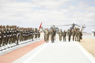 Cérémonie de réception du 2e lot d’hélicoptères de combat Apache AH-64E