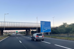 Une voiture circulant sur un tronçon autoroutier au Maroc.