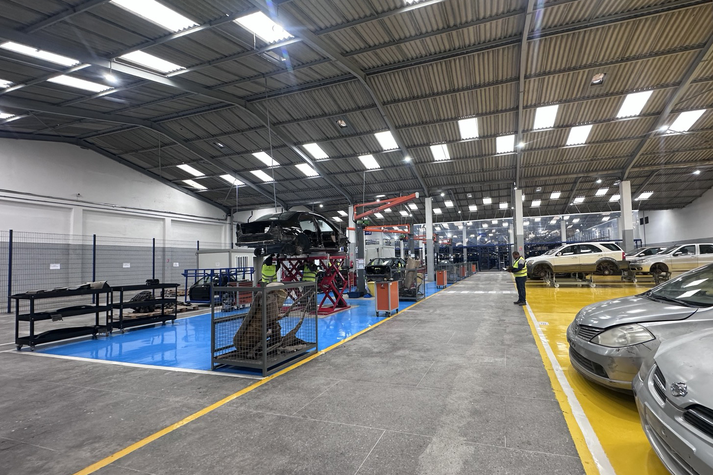 Le centre de démantèlement de véhicules SUSTAINera, inauguré par le groupe Stellantis à Casablanca.