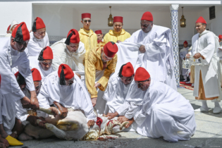 Le roi Mohammed VI procédant au rituel du sacrifice à l'occasion de Aïd Al-Adha, le 27 mai 2026, à la mosquée Ahl Fès, au Méchouar à Rabat.