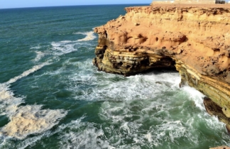 Une falaise océanique dans le sud du Maroc, au Sahara.