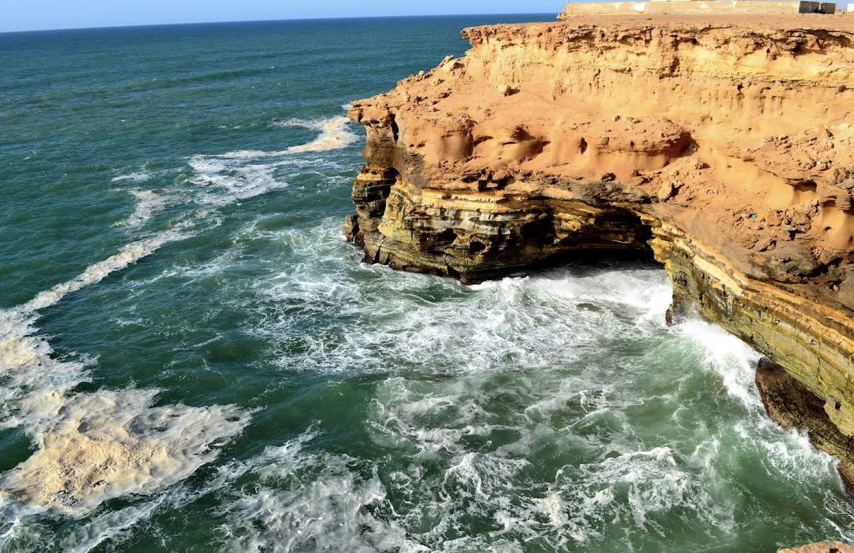 Une falaise océanique dans le sud du Maroc, au Sahara.