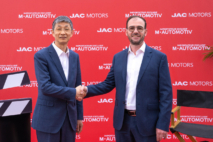 David Zhang, vice-président de JAC Motors, et Souhail Houmaini, directeur général de M-Automotiv, lors de l'inauguration du show-room JAC Motors de Had Soualem, le 6 mai 2026.