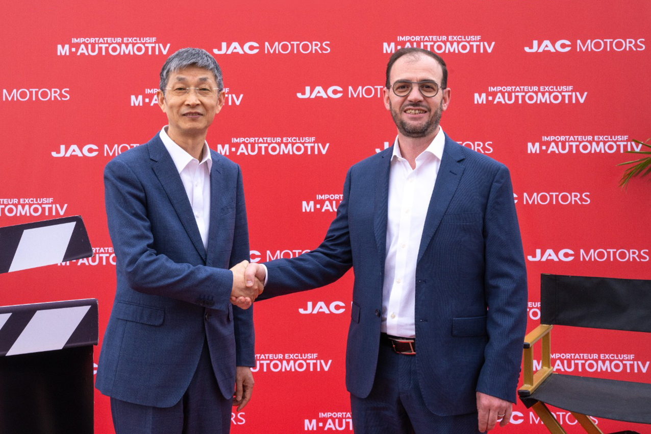 David Zhang, vice-président de JAC Motors, et Souhail Houmaini, directeur général de M-Automotiv, lors de l'inauguration du show-room JAC Motors de Had Soualem, le 6 mai 2026.