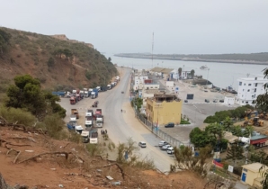 File de camions aux abords de la plage de Mehdia.