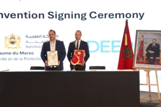 Amine Tehraoui, ministre de la Santé et de la Protection sociale, et Youssef Bouyakhf, CEO de DeepEcho, lors de la signature de la convention de partenariat pour la mise en place d’un cadre institutionnel autour de l’IA dans le diagnostic prénatal, le 4 mai 2026 à Casablanca. Crédit : DR