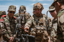 Dagvin R.M. Anderson, commandant de l’U.S. Africa Command et Mohammed Berrid, inspecteur général des Forces armées royales lors de l’exercice African Lion 2026 à Cap Draa, près de Tan-Tan, le 8 mai 2026.