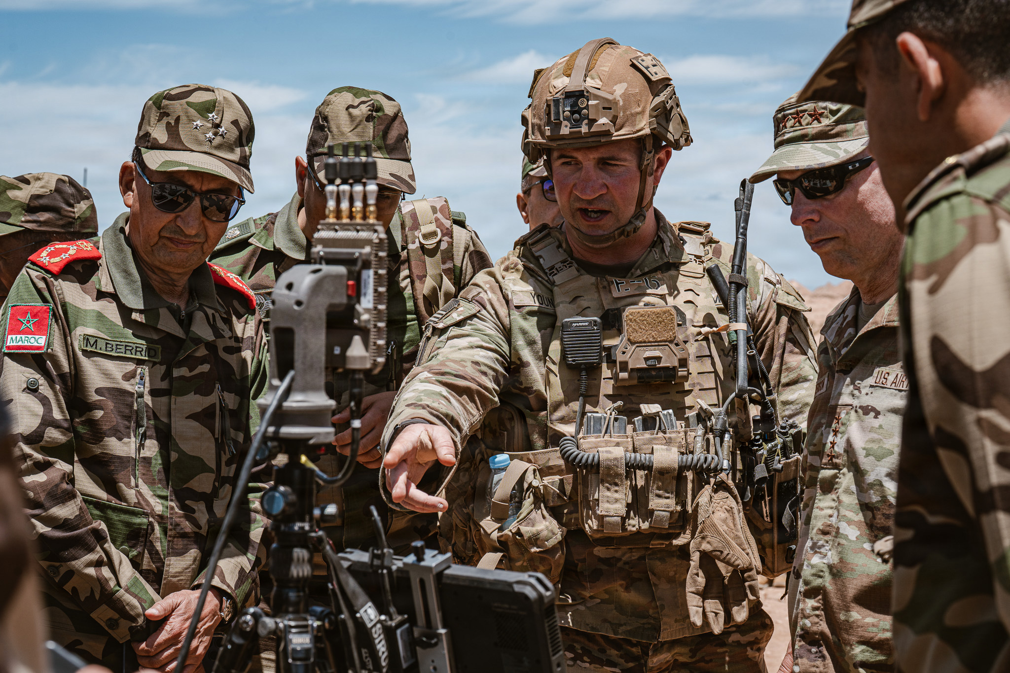 Dagvin R.M. Anderson, commandant de l’US Africa Command, et Mohammed Berrid, inspecteur général des Forces armées royales, lors de l’exercice African Lion 2026 à Cap Draa, près de Tan-Tan, le 8 mai 2026. Crédit : Sgt Christopher Sanchez / U.S. Army Southern European Task Force, Africa