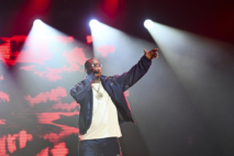 Ninho se produit sur la scène OLM Souissi lors de la 21ᵉ édition du Festival Mawazine – Rythmes du Monde à Rabat