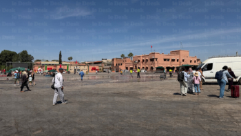 La place Jamaa El Fna réaménagée et au sol habillé d'un revêtement flambant neuf.
