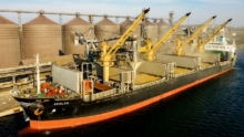 Un vraquier de blé tendre au port d'Odessa.