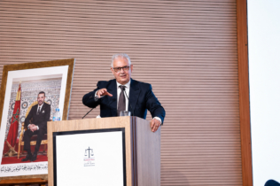 Le secrétaire général de l’Istiqlal, Nizar Baraka, présentant le « contrat politique » de son parti à Salé, le 14 juin 2026