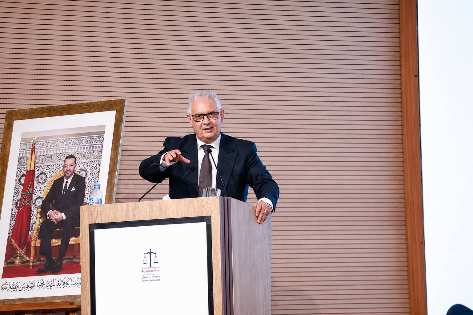 Le secrétaire général de l’Istiqlal, Nizar Baraka, présentant le « contrat politique » de son parti à Salé, le 14 juin 2026