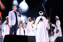 Le chanteur Nouamane Lahlou sur la scène du Théâtre national Mohammed V, dans le cadre de la 21e édition du Festival Mawazine - Rythmes du monde, le 23 juin 2026 à Rabat.