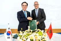 Lee Yong-bae, PDG de Hyundai Rotem, et Mohamed Rabie Khlie, DG de l’ONCF, lors de la cérémonie de signature d’un accord de maintenance ferroviaire, le 18 juin 2026 à Rabat.