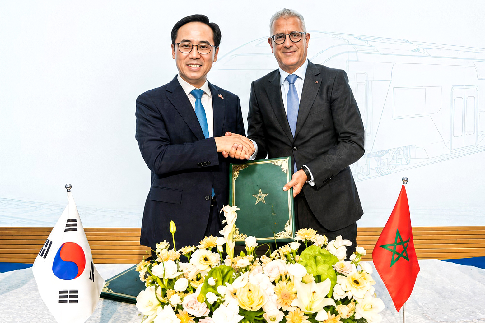 Lee Yong-bae, PDG de Hyundai Rotem, et Mohamed Rabie Khlie, DG de l’ONCF, lors de la cérémonie de signature d’un accord de maintenance ferroviaire, le 18 juin 2026 à Rabat.