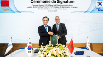 Le directeur général de Hyundai Rotem, Lee Yong-bae (à gauche) et le directeur général de l’ONCF, Mohamed Rabie Khlie, après la signature d’un accord de maintenance ferroviaire à Rabat