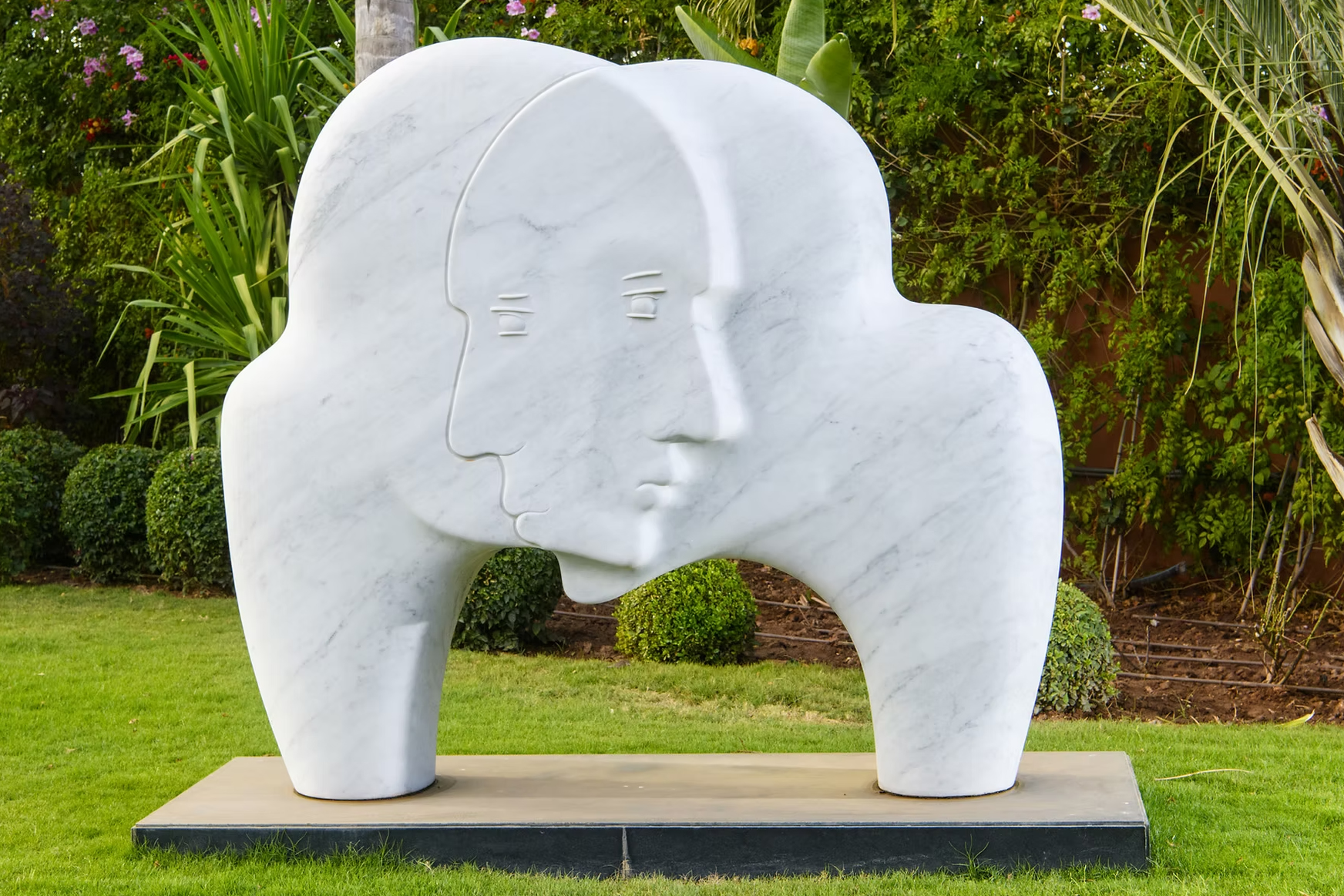 La sculpture monumentale « You and me », de l'artiste Mahi Binebine.
